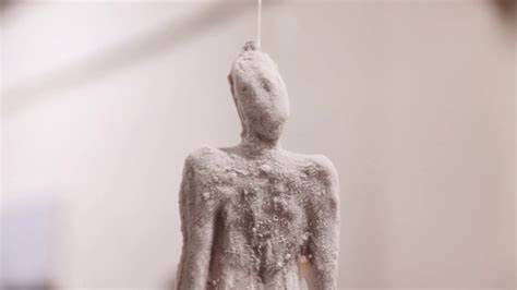 Nele Azevedo - Escultura Queda livre