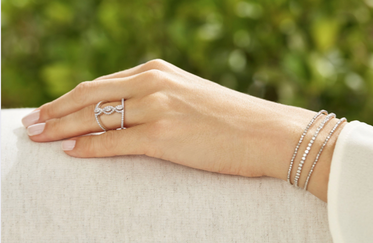 Anel e pulseira flexível em ouro branco 18k e diamantes